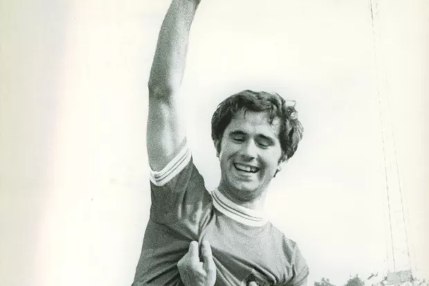 گرد مولر پس از به ثمر رساندن دو گل برای شکست دادن شالکه۰۴ در فینال جام حذفی در ۱۴ ژوئن ۱۹۶۹ ، روی شانه های هم تیمی های خود قرار گرفته است.