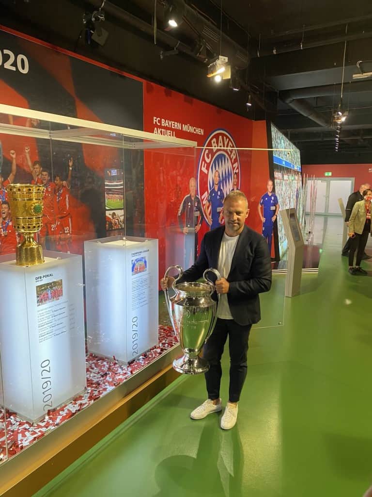 هانس دیتر فلیک جام لیگ قهرمانان فصل را تحویل‌ موزه بایرن می‌دهد